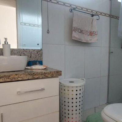 Casa Residencial com 113m², 4 quartos, 1 suíte, 2 garagens, no bairro Carianos em Florianópolis
