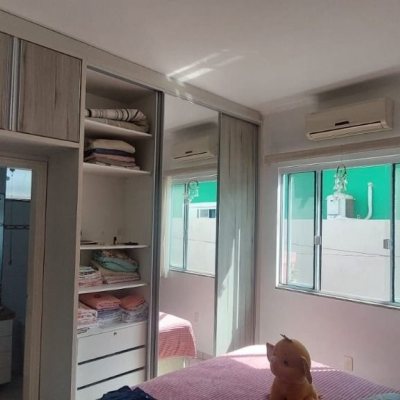 Casa Residencial com 113m², 4 quartos, 1 suíte, 2 garagens, no bairro Carianos em Florianópolis