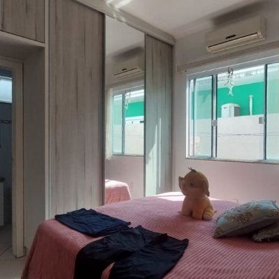 Casa Residencial com 113m², 4 quartos, 1 suíte, 2 garagens, no bairro Carianos em Florianópolis