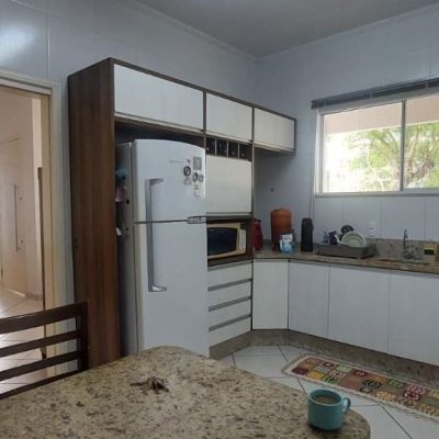 Casa Residencial com 113m², 4 quartos, 1 suíte, 2 garagens, no bairro Carianos em Florianópolis