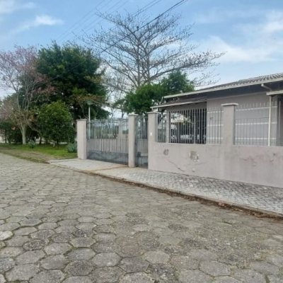 Casa Residencial com 113m², 4 quartos, 1 suíte, 2 garagens, no bairro Carianos em Florianópolis