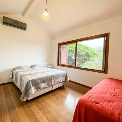 Casa em Condomínio com 264m², 4 quartos, 2 suítes, 4 garagens, no bairro Lagoa da Conceição em Florianópolis