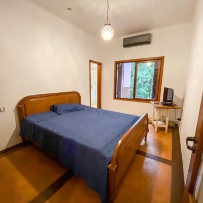 Casa em Condomínio com 264m², 4 quartos, 2 suítes, 4 garagens, no bairro Lagoa da Conceição em Florianópolis