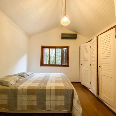 Casa em Condomínio com 264m², 4 quartos, 2 suítes, 4 garagens, no bairro Lagoa da Conceição em Florianópolis