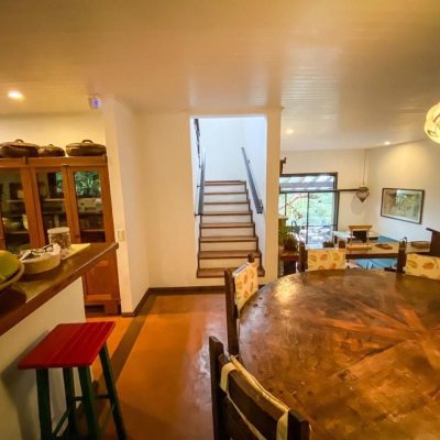 Casa em Condomínio com 264m², 4 quartos, 2 suítes, 4 garagens, no bairro Lagoa da Conceição em Florianópolis