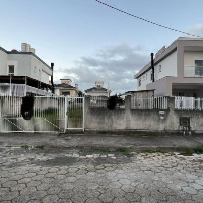 Terrenos Residenciais com 360m², no bairro Carianos em Florianópolis