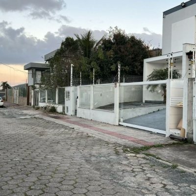 Terrenos Residenciais com 360m², no bairro Carianos em Florianópolis