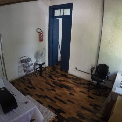 Casa Residencial com 80m², 1 quarto, 4 garagens, no bairro Sambaqui em Florianópolis