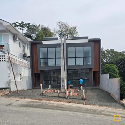 Sobrado Residencial com 97m², 3 quartos, 1 suíte, 1 garagem, no bairro Forquilhas em São José