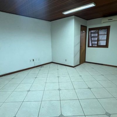 Galpão/Loja com 450m², no bairro Barreiros em São José