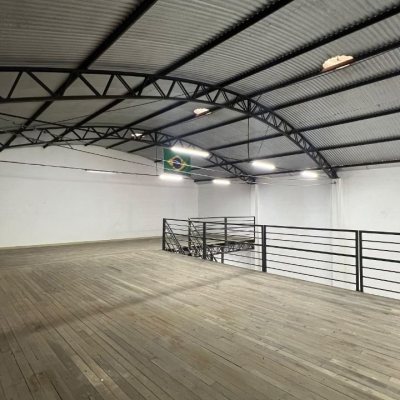 Galpão/Loja com 450m², no bairro Barreiros em São José