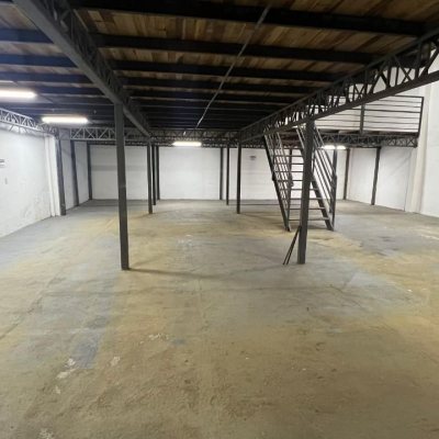 Galpão/Loja com 450m², no bairro Barreiros em São José
