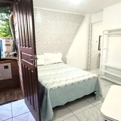 Pousada com 490m², 13 quartos, 3 suítes, 2 garagens, no bairro Canasvieiras em Florianópolis