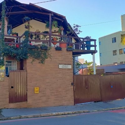 Pousada com 490m², 13 quartos, 3 suítes, 2 garagens, no bairro Canasvieiras em Florianópolis