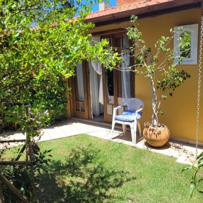 Casa Residencial com 123m², 3 quartos, 1 suíte, 2 garagens, no bairro Canasvieiras em Florianópolis