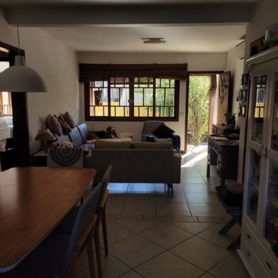 Casa Residencial com 123m², 3 quartos, 1 suíte, 2 garagens, no bairro Canasvieiras em Florianópolis