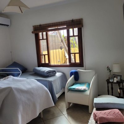 Casa Residencial com 123m², 3 quartos, 1 suíte, 2 garagens, no bairro Canasvieiras em Florianópolis