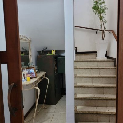 Casa Residencial com 123m², 3 quartos, 1 suíte, 2 garagens, no bairro Canasvieiras em Florianópolis