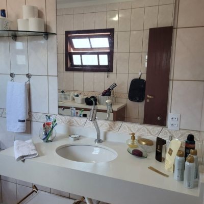 Casa Residencial com 123m², 3 quartos, 1 suíte, 2 garagens, no bairro Canasvieiras em Florianópolis