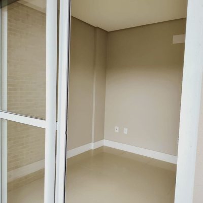 Apartamentos com 93m², 3 quartos, 1 suíte, 2 garagens, no bairro Pantanal em Florianópolis