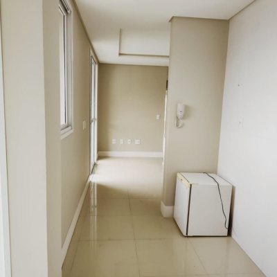 Apartamentos com 93m², 3 quartos, 1 suíte, 2 garagens, no bairro Pantanal em Florianópolis