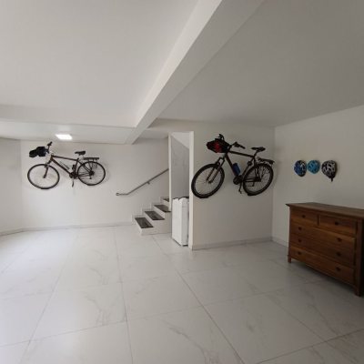 Casa Residencial com 440m², 4 quartos, 1 suíte, 3 garagens, no bairro Ingleses em Florianópolis