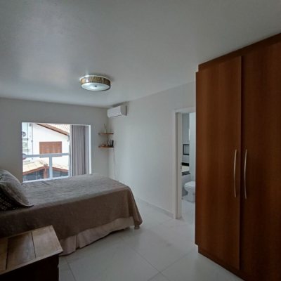 Casa Residencial com 440m², 4 quartos, 1 suíte, 3 garagens, no bairro Ingleses em Florianópolis