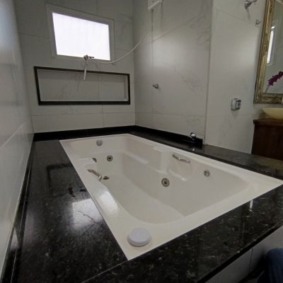 Casa Residencial com 440m², 4 quartos, 1 suíte, 3 garagens, no bairro Ingleses em Florianópolis