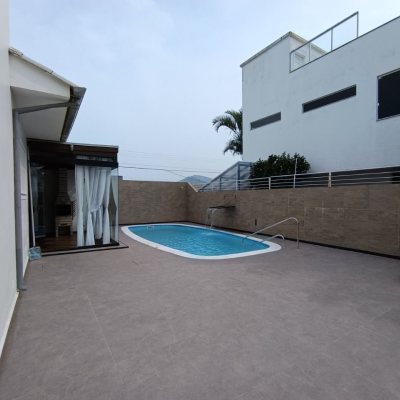 Casa Residencial com 440m², 4 quartos, 1 suíte, 3 garagens, no bairro Ingleses em Florianópolis