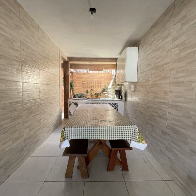 Casa Residencial com 350m², 5 quartos, 1 suíte, 4 garagens, no bairro Cachoeira Do Bom Jesus em Florianópolis