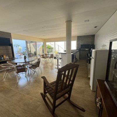 Casa Residencial com 278m², 4 quartos, 2 suítes, 2 garagens, no bairro Ponte Do Imaruim em Palhoça