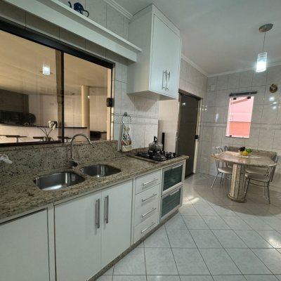 Casa Residencial com 278m², 4 quartos, 2 suítes, 2 garagens, no bairro Ponte Do Imaruim em Palhoça