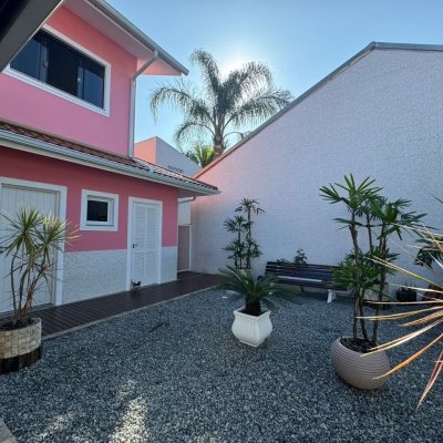 Casa Residencial com 278m², 4 quartos, 2 suítes, 2 garagens, no bairro Ponte Do Imaruim em Palhoça