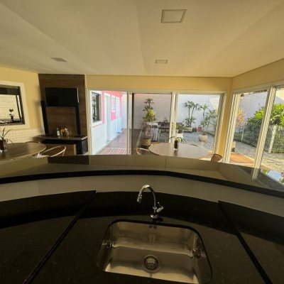 Casa Residencial com 278m², 4 quartos, 2 suítes, 2 garagens, no bairro Ponte Do Imaruim em Palhoça