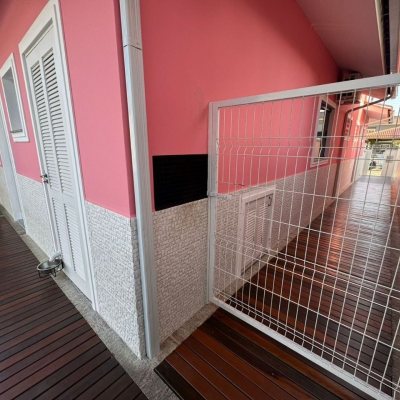 Casa Residencial com 278m², 4 quartos, 2 suítes, 2 garagens, no bairro Ponte Do Imaruim em Palhoça