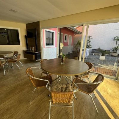 Casa Residencial com 278m², 4 quartos, 2 suítes, 2 garagens, no bairro Ponte Do Imaruim em Palhoça