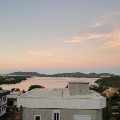 Casa Residencial com 209m², 4 quartos, 1 suíte, 2 garagens, no bairro Lagoa Da Conceição em Florianópolis