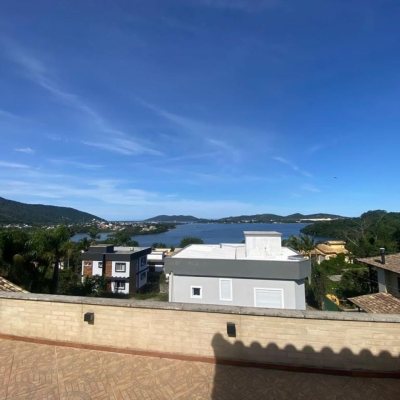 Casa Residencial com 209m², 4 quartos, 1 suíte, 2 garagens, no bairro Lagoa Da Conceição em Florianópolis
