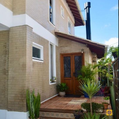 Casa Residencial com 209m², 4 quartos, 1 suíte, 2 garagens, no bairro Lagoa Da Conceição em Florianópolis