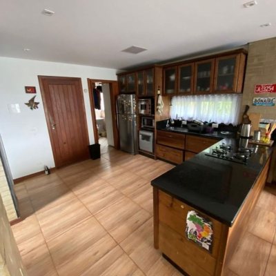 Casa Residencial com 209m², 4 quartos, 1 suíte, 2 garagens, no bairro Lagoa Da Conceição em Florianópolis