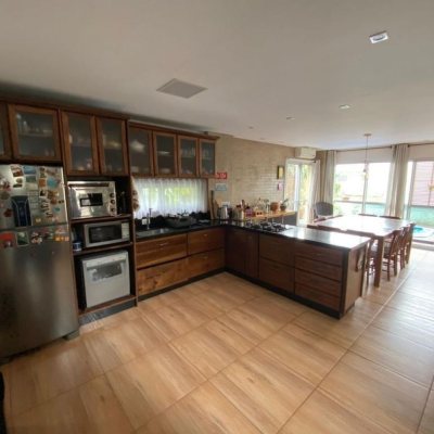 Casa Residencial com 209m², 4 quartos, 1 suíte, 2 garagens, no bairro Lagoa Da Conceição em Florianópolis