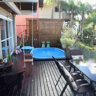 Casa Residencial com 209m², 4 quartos, 1 suíte, 2 garagens, no bairro Lagoa Da Conceição em Florianópolis