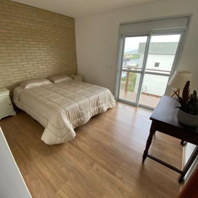 Casa Residencial com 209m², 4 quartos, 1 suíte, 2 garagens, no bairro Lagoa Da Conceição em Florianópolis