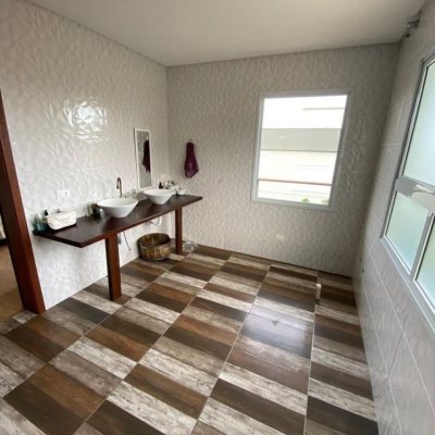 Casa Residencial com 209m², 4 quartos, 1 suíte, 2 garagens, no bairro Lagoa Da Conceição em Florianópolis