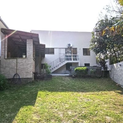 Casa Residencial com 228m², 3 quartos, 1 suíte, 3 garagens, no bairro Pantanal em Florianópolis