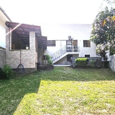 Casa Residencial com 228m², 3 quartos, 1 suíte, 3 garagens, no bairro Pantanal em Florianópolis