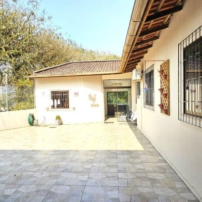 Casa Residencial com 228m², 3 quartos, 1 suíte, 3 garagens, no bairro Pantanal em Florianópolis