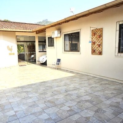 Casa Residencial com 228m², 3 quartos, 1 suíte, 3 garagens, no bairro Pantanal em Florianópolis