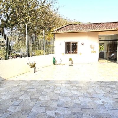 Casa Residencial com 228m², 3 quartos, 1 suíte, 3 garagens, no bairro Pantanal em Florianópolis