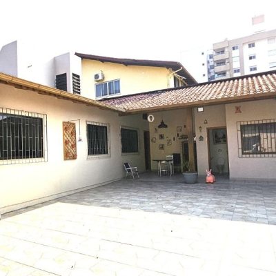 Casa Residencial com 228m², 3 quartos, 1 suíte, 3 garagens, no bairro Pantanal em Florianópolis